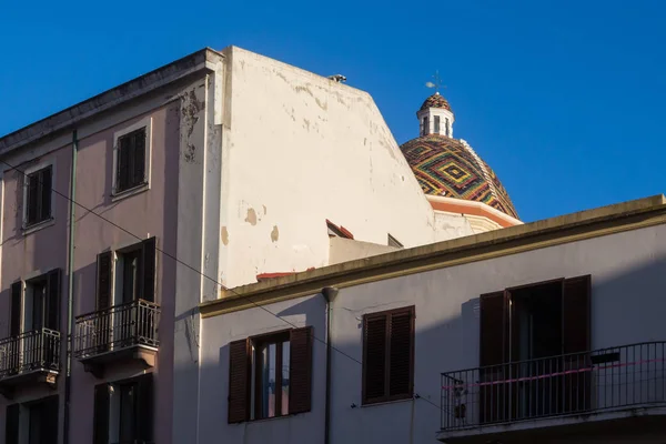 Calle y cúpula de una iglesia, Alghero, Italia —  Fotos de Stock