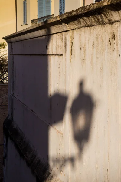 Sombra de una linterna en la fachada — Foto de Stock