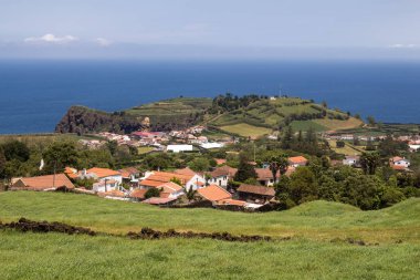 Tarla ve köy, Sao Miguel, Azores