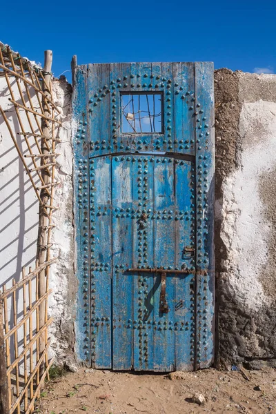 Edificio bianco con porta blu, Marocco — Foto Stock