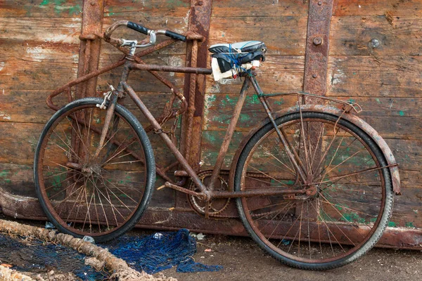 Altes rostiges Fahrrad im Hafen von Essaouira Stockbild