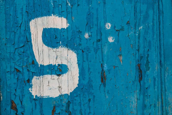 Numer pięć na niebieskich drewnianych drzwiach. — Zdjęcie stockowe