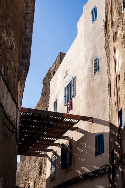 Häuser mit Sonnenschirm, Essaouira — Stockfoto