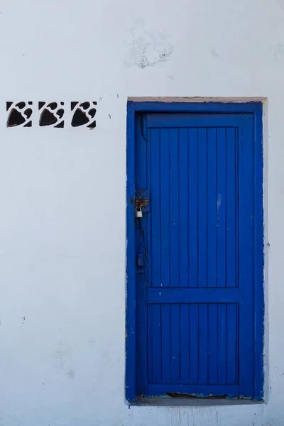 Blaue Tür eines weißen Hauses, Essaouira — Stockfoto