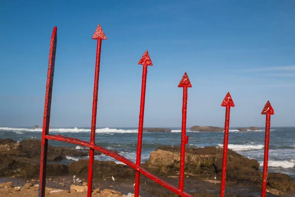 Clôture avec flèches rouges et océan Atlantique — Photo
