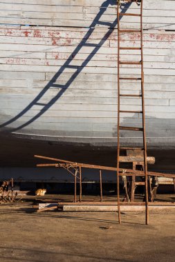 Bir tekne ve gölgeli bir merdiven.