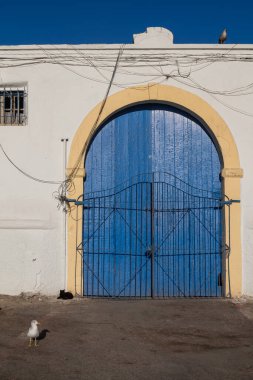 Mavi kapılı, kemerli bir bina