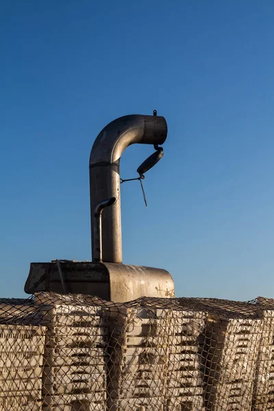 Chimenea de barco y cielo azul — Foto de Stock