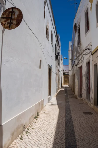 青空と晴れた日の間に旧市街の狭い通り 主に白いファサードを持つ家 ポルトガルのエストイ — ストック写真