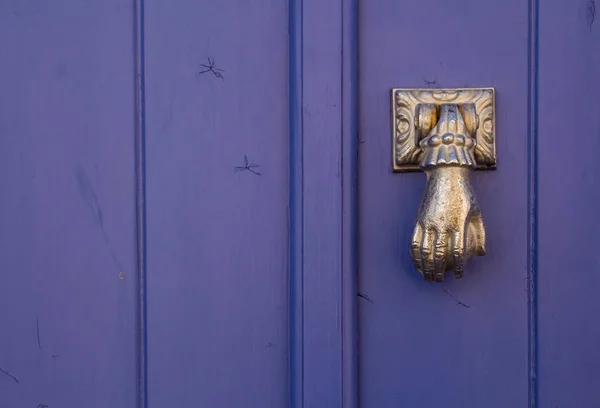 Puerta Violeta Brillante Madera Con Golpeador Oro Forma Mano Estoi —  Fotos de Stock