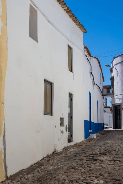 青空と晴れた日の間に旧市街の狭い通り 白いファサードの家 ポルトガルのエストイ — ストック写真