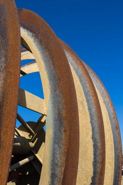 Detail Železných Částí Stroje Odsávání Štěrku Žluté Zrezivělé Části Spirály — Stock fotografie