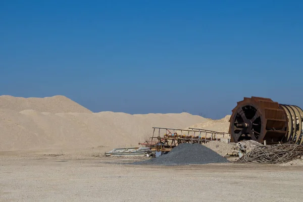 Colinas Cascalho Numa Fábrica Mineira Máquinas Enferrujadas Para Extracção Primeiro — Fotografia de Stock