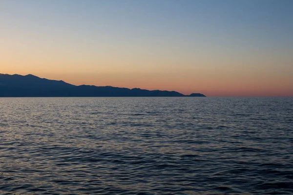 Lugnt Vatten Medelhavet Förnyar Havet Silhuett Bergen Vid Horisonten Färgglad — Stockfoto