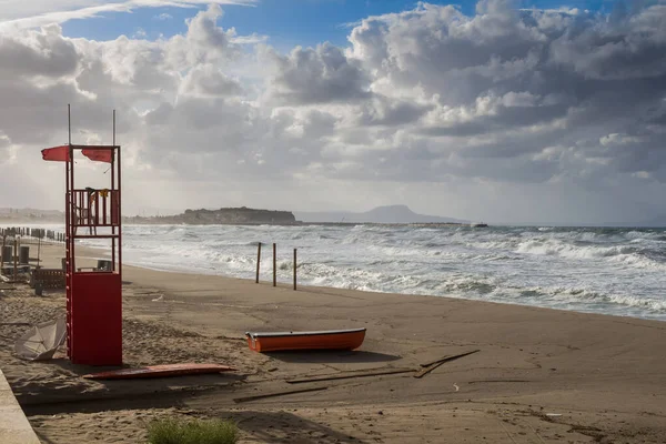 Plage Sable Avec Une Tour Sauveteur Bateau Rouge Personne Automne — Photo