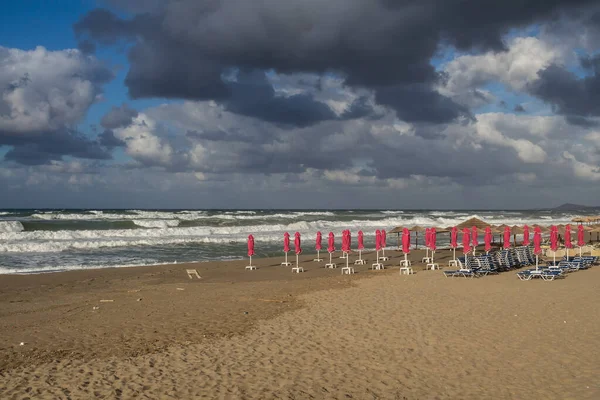 Plage Sable Avec Groupe Transats Parasols Sans Personne Automne Pendant — Photo