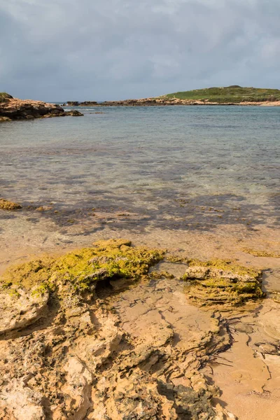 Skalnaté Pobřeží Pláže Severu Čistá Čistá Voda Středozemním Moři Začátku — Stock fotografie