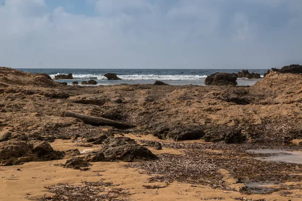 Rotsachtige Kust Van Een Strand Het Noorden Schoon Helder Water — Stockfoto