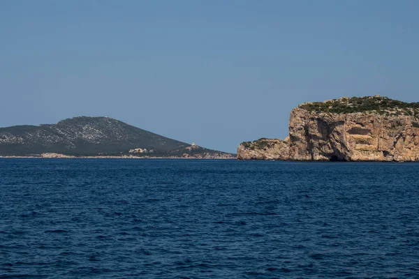 Вид Лодки Глубокую Синюю Воду Средиземного Моря Скалистое Побережье Хребте — стоковое фото