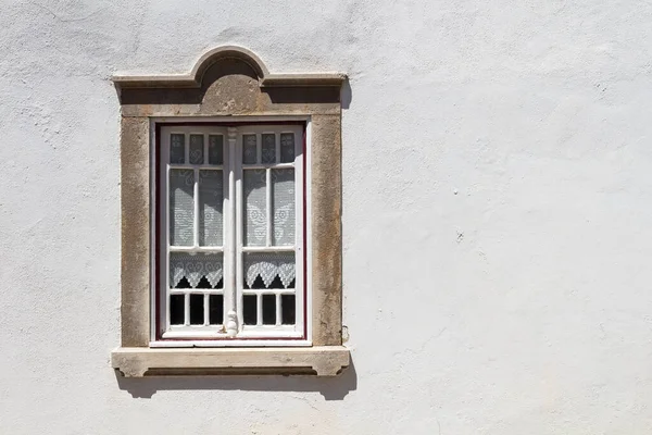 Strahlend Weiße Hauswand Einem Sonnigen Tag Fenster Mit Weißen Holzdetails — Stockfoto