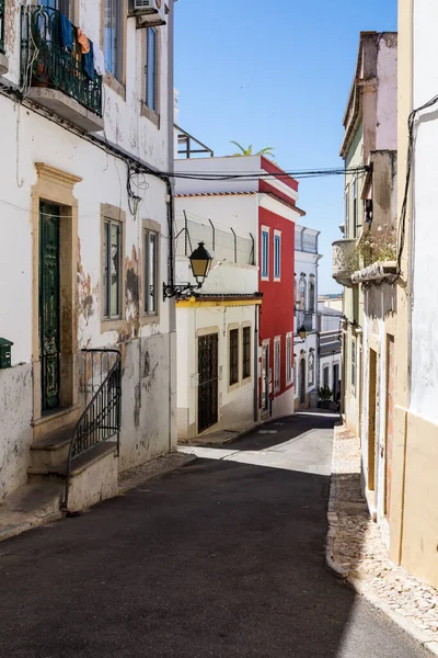 Calle Estrecha Una Ciudad Vieja Durante Día Soleado Con Cielo — Foto de Stock