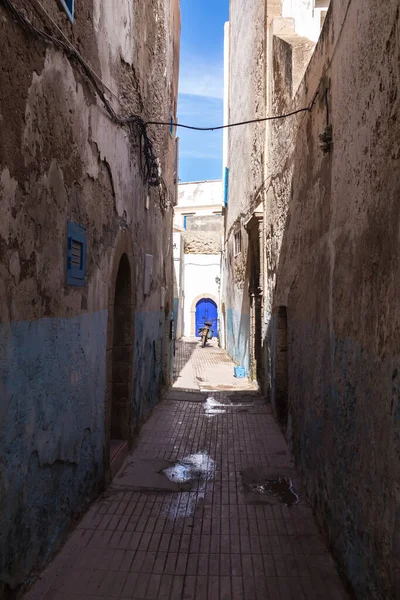 Rua Estreita Cheia Sombra Com Uma Casa Branca Iluminada Fundo — Fotografia de Stock