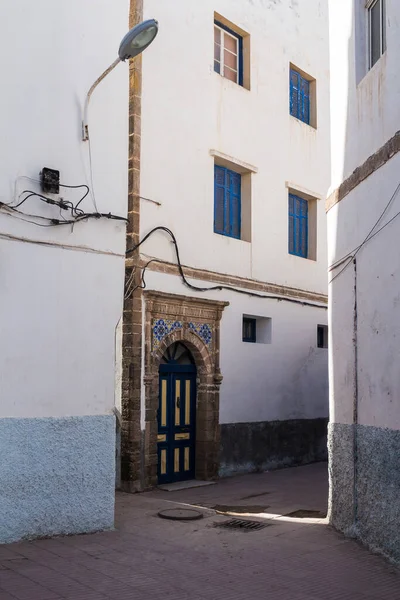 Smalle Straat Met Huizen Met Kleine Ramen Blauwe Luiken Traditionele — Stockfoto