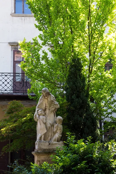 Statue Historique Marbre Sainte Alzbeta Uhroska Dans Une Cour Faculté — Photo