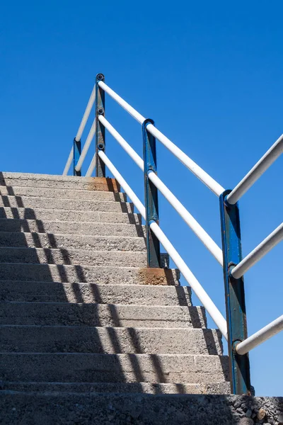 简单的混凝土楼梯室外与对角线阴影和金属栏杆 明亮的蓝天希腊克里特岛Heraklion — 图库照片