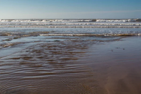 Spiaggia Sabbia Con Acqua Dell Oceano Atlantico Durante Alta Marea — Foto Stock