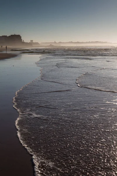 Sandstrand Mit Kleinen Felsen Späten Nachmittag Wasser Des Atlantiks Silhouette — Stockfoto