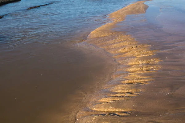 Våg Från Sand Strand Efter Högvatten Strukturerad Vågig Linje Upplyst — Stockfoto