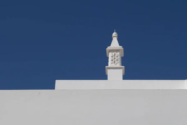 Linie Białego Malowanego Domu Tradycyjnym Portugalskim Kominem Jasne Błękitne Czyste — Zdjęcie stockowe