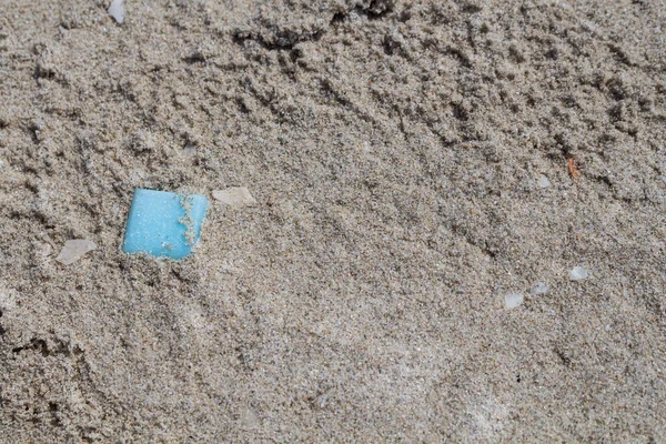 生态学 海滩发现 蓝色瓷砖 被遗忘或丢弃在地中海沙滩上 明亮的阳光 Alghero Sardinia 意大利 — 图库照片