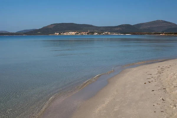 Aguas Tranquilas Del Mar Mediterráneo Agua Azul Cielo Montañas Horizonte — Foto de Stock