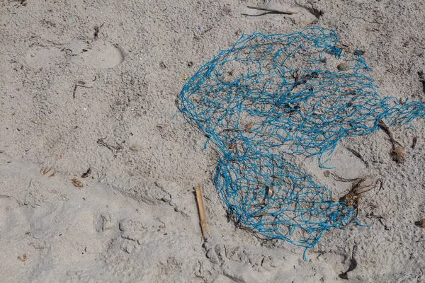 Ekologi Strandfynd Blå Plastnät Bortglömt Eller Utkastat Medelhavets Sandstrand Ljust — Stockfoto