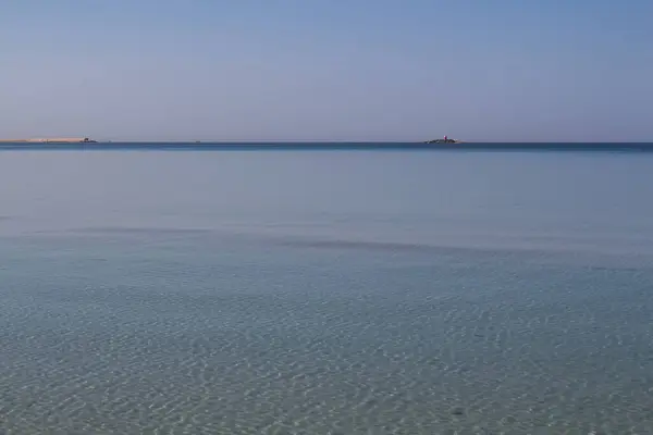 Agua Limpia Mar Mediterráneo Playa Ciudad Isla Con Faro Fondo —  Fotos de Stock