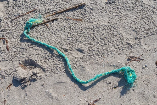 生态学 海滩发现 明亮的绿色塑料绳 被遗忘或丢弃在地中海沙滩上 明亮的阳光 Alghero Sardinia 意大利 — 图库照片