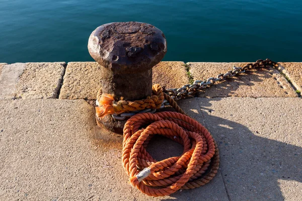 Concrete Pathway Rusted Old Bollard Orange Rope Calm Water Mediterranean — Stock Photo, Image