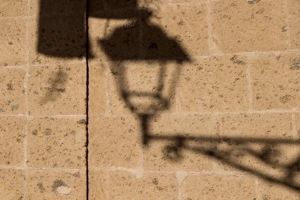 Стена Дома Созданная Блоков Тенью Традиционного Фонаря Солнечный День Альгеро Стоковая Картинка