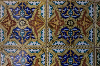 Geleneksel geometrik çiçek güdüsüne sahip renkli fayansların ayrıntıları. Terk edilmiş bir evde duvar. Dar Caid Hacı (aynı zamanda Hacı olarak da bilinir), Safi, Fas 'ın güneyinde..
