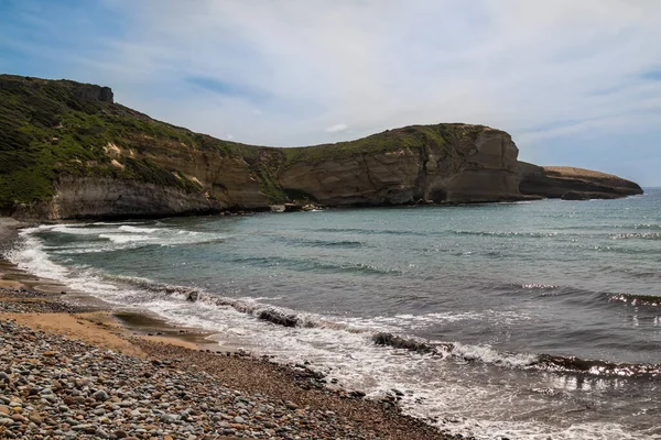 Körfezdeki Kumsal Kum Çakıl Taşlarıyla Kaplı Akdeniz Dalgalarında Beyaz Köpük — Stok fotoğraf