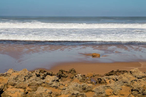 在沙滩上的岩石 波涛汹涌的大西洋中的野生海水 晴朗的蓝天 背景中的地平线 Beddouza海滩 摩洛哥 — 图库照片