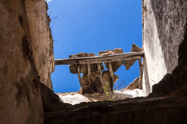 Moldura Feita Paredes Quebradas Telhado Casa Abandonada Vista Dentro Edifício — Fotografia de Stock