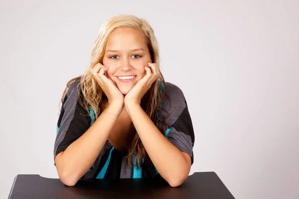 Bonita Rubia Con Una Sonrisa Sus Manos Cara — Foto de Stock