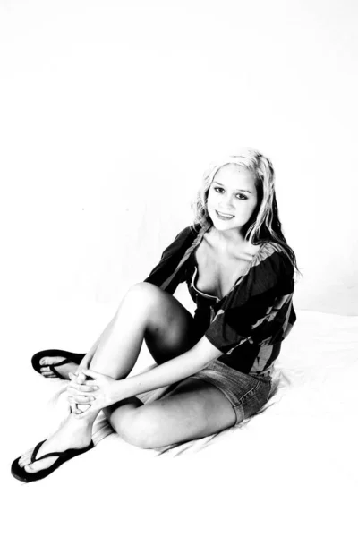 Hübsche Blondine Sitzt Mit Einem Lächeln Auf Dem Boden — Stockfoto