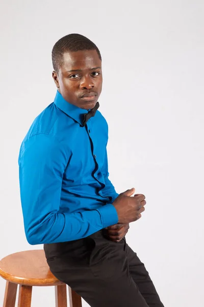 Hombre Negro Pensativo Camisa Azul Pajarita —  Fotos de Stock