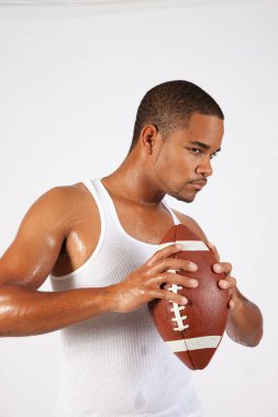 Amerikan futbolu tişörtlü düşünceli siyah adam.