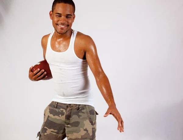 与美式足球一起穿内裤的快乐黑人男子 — 图库照片