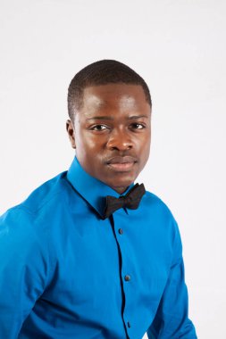 Mavi gömlekli ve papyonlu yakışıklı siyah adam.